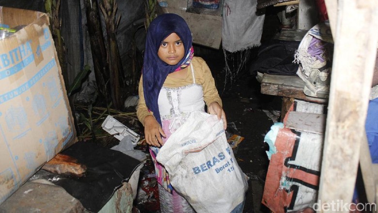 Warga Berempati untuk Nabila Bocah Pemulung Warga Berempati untuk Nabila Bocah Pemulung