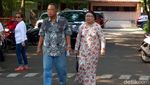 Gaya Santai Darmin Nyoblos Bareng Istri