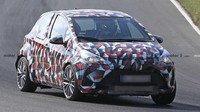 Kabar ini semakin mencuat setelah, Toyota Yaris tertangkap kamera tengah diuji dengan tampilan kamuflase pada seluruh bodinya. Foto: Pool (Motor1)