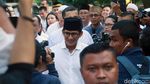 Gaya Sandiaga Uno Saat Antre Untuk Nyoblos