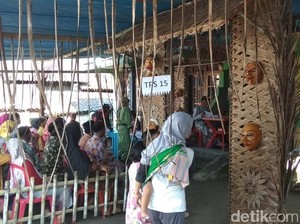 Unik! Biar Pemilih Tak Jenuh, TPS di Magelang Dihiasi Topeng