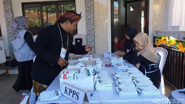 TPS 'Happy Nyoblos' di Garut Bernuansa Pesta Pernikahan