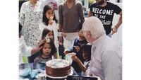 Pemain film Avatar ini agaknya memang dekat dengan keluarganya. Ia membawakan kue berlapis cokelat dan makanan di hari ulang tahun sang ayah. Foto: Instagram zoesaldana  