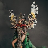 Perwakilan Indonesia Wilda Octaviana Situngkir menggunakan kostum nasional khas Suku Dayak bertemakan The Sacred Hudoq. Kostum yang dibawakan dengan tarian topeng itu ditampilkan di Miss Supranational 2018, Polandia. Foto: Instagram/@situngkirwilda