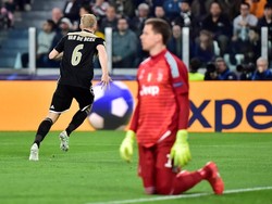 Donny van de Beek merayakan golnya. REUTERS/Massimo Pinca.