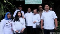 OSO bersama keluarganya kompak mengenakan baju putih.