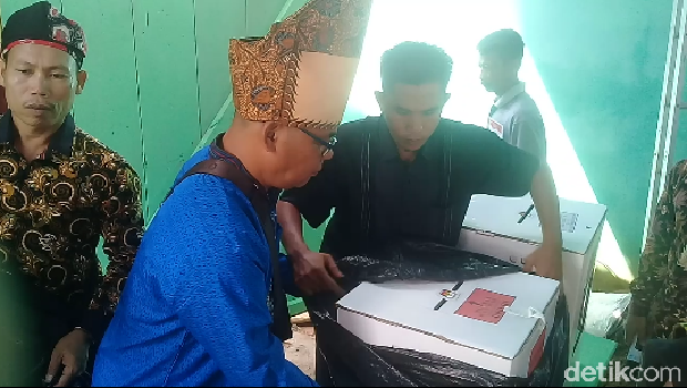  Pemungutan suara warga RT 28 Desa Mendalo Darat, Kabupaten Muaro Jambi, molor.