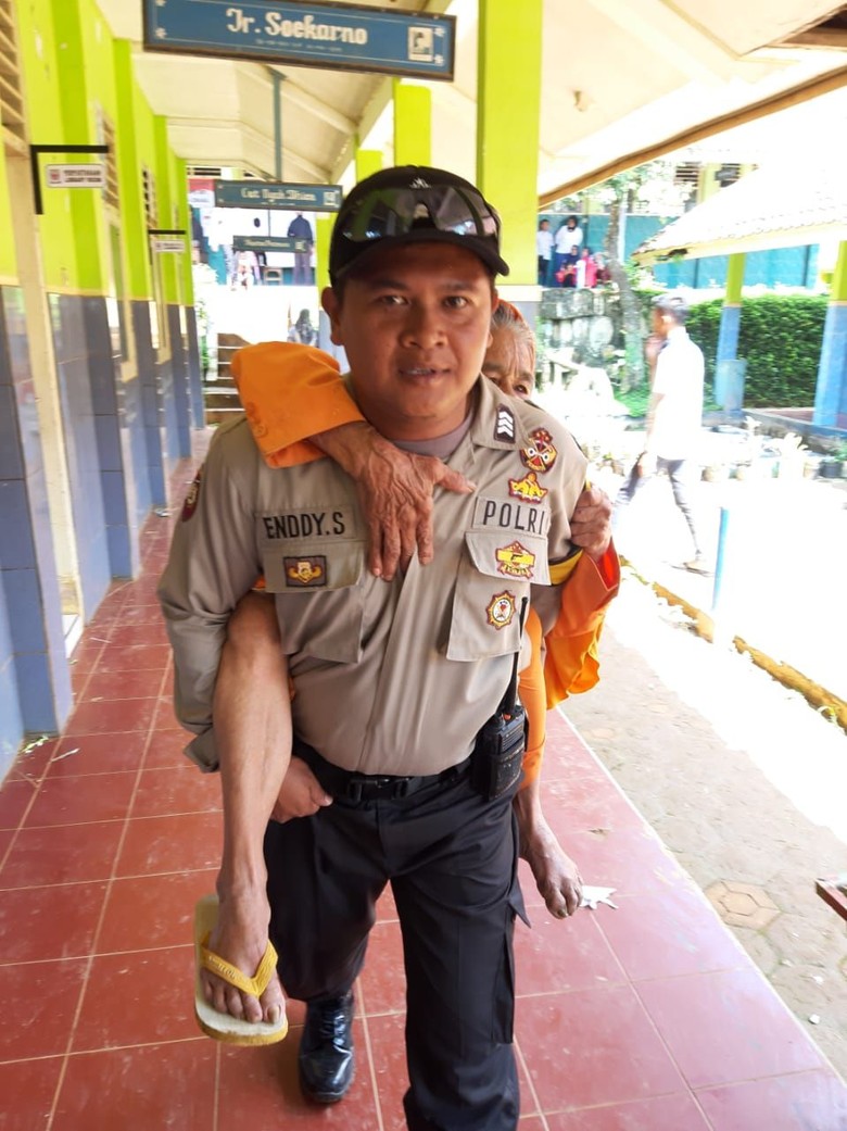 Polisi Sumedang Gendong Suami-Istri Jompo ke TPS Polisi Sumedang Gendong Suami-Istri Jompo ke TPS