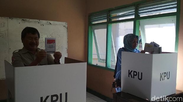 Beda Pilihan Presiden, Bupati Garut dan Istri Akur Nyoblos Bareng