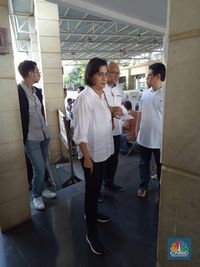 Berbaju Putih & Sepatu Kets, Begini Gaya Sri Mulyani Nyoblos