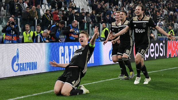 Ajax Amsterdam punya peluang meraih treble musim ini.