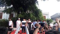 Prabowo konferensi pers di depan kediamannya terkait hasil quick count (
