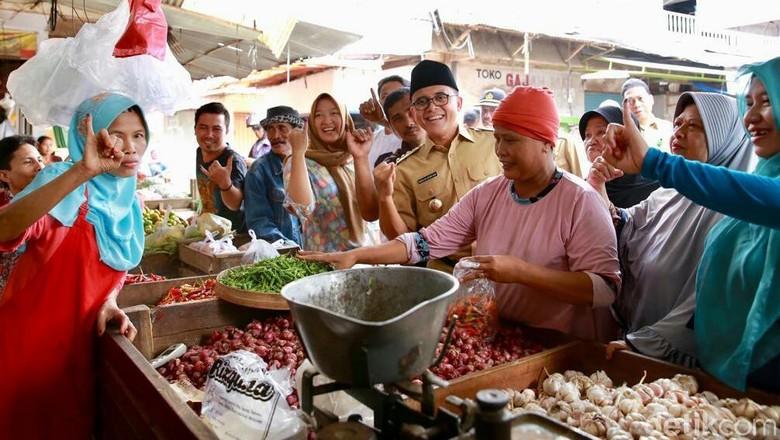 Bupati Banyuwangi Blusukan Ajak Warga Tak Golput Bupati Banyuwangi Blusukan Ajak Warga Tak Golput