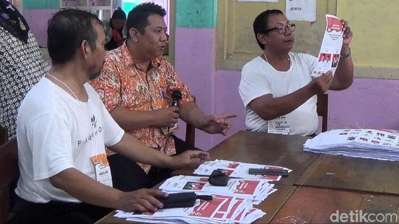 Jokowi-Maruf Amin Unggul di TPS Wagub Emil Dardak Jokowi-Maruf Amin Unggul di TPS Wagub Emil Dardak