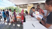 Warga antre satu per satu untuk dapat menggunakan hak pilihnya pada Pemilu 2019 di TPS 06, Kelurahan Timika Jaya, Kabupaten Mimika, Papua.