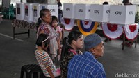 Beberapa warga terlihat mengajak serta sanak keluarga.