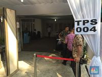 Pagi Ini, JK dan Keluarga Nyoblos di TPS 004 Pulo Kebayoran