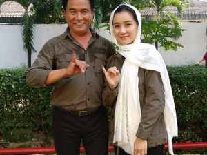 Gaya Istri Cantik Yusril Kompak Pakai Baju Hijau Army Saat Nyoblos
