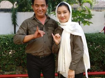 Gaya Istri Cantik Yusril Kompak Pakai Baju Hijau Army Saat Nyoblos