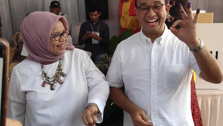 Anies Ungkap Alasan Pakai Baju Putih Saat Nyoblos di TPS Anies Ungkap Alasan Pakai Baju Putih Saat Nyoblos di TPS
