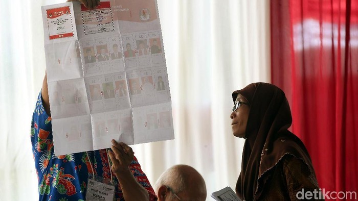 Sejumlah warga Gambir, Jakarta, terlihat masih antre untuk memenuhi hak suara di Pemilu 2019. TPS tersebut merupakan lokasi tempat Jokowi mencoblos.