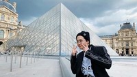 Baru-baru ini, Suho memposting liburan terbarunya di Prancis. Ia kembali berkunjung ke Museum Louvre dan berfoto dengan imut. (kimjuncotton/Instagram)
