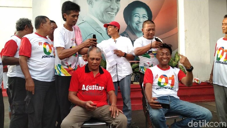 Yakin Jokowi Menang, Relawan di Semarang Ramai-ramai Cukur Gundul Yakin Jokowi Menang, Relawan di Semarang Ramai-ramai Cukur Gundul