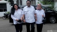 OSO datang ke TPS 006, RW 02, Kelurahan Kuningan Timur, Kecamatan Setiabudi, Jakarta Selatan, Rabu (17/4/2019), bersama istrinya, Serviati Oesman dan anak perempuannya, Putri Selaras Oesman beserta suami.