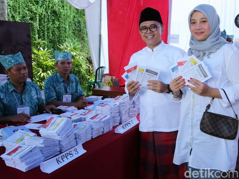 Bersarung Merah, Bupati Anas Gunakan Hak Pilih di Kampung Kelahiran Bersarung Merah, Bupati Anas Gunakan Hak Pilih di Kampung Kelahiran