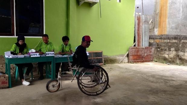 Perjuangan Ali dan Kursi Rodanya, Keterbatasan Tak Jadi Hambatan Nyoblos