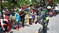 Para petugas juga memakai baju trail dan juga ada motor trail yang dipajang di dalam TPS. 