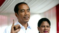 Begini momen Jokowi dan Iriana pamer jari kelingking bertinta usai mencoblos.