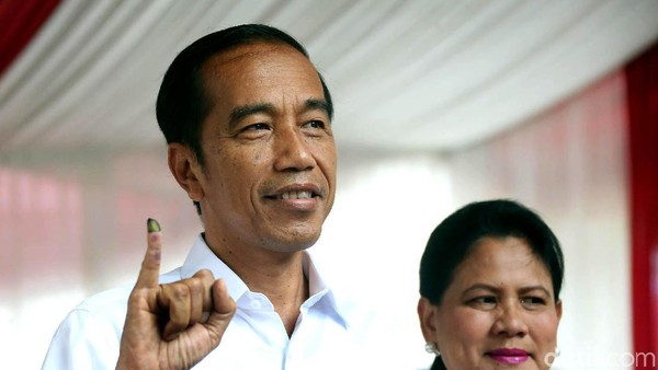 Ditemani Iriana, Ini Momen Jokowi Nyoblos di TPS 008 Gambir