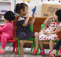 Gemes Banget! Viral Video 2 Balita Pura-pura Selfie Pakai Sandal