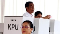 Sebelum mencoblos, Jokowi mengaku bermain bersama cucu. Iriana Widodo, yang mendampingi Jokowi, langsung menyebut nama Sedah Mirah.