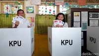 Menteri Energi dan Sumber Daya Mineral (ESDM) Ignasius Jonan bersama istri Ratnawati Jonan menggunakan hak pilihnya di TPS 099 SDN Cipete Utara 011.