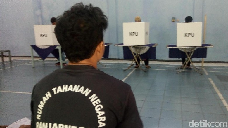 3 dari 6 Tersangka Kasus Mafia Bola Tidak Mencoblos 3 dari 6 Tersangka Kasus Mafia Bola Tidak Mencoblos