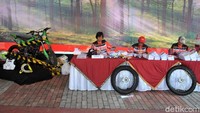 TPS lain yang tidak kalah keren yaitu di TPS 6 Kelurahan Panggung Lor RW 3 Semarang Utara. Di depan TPS dibuat sirkuit mini untuk trabas motot trail.