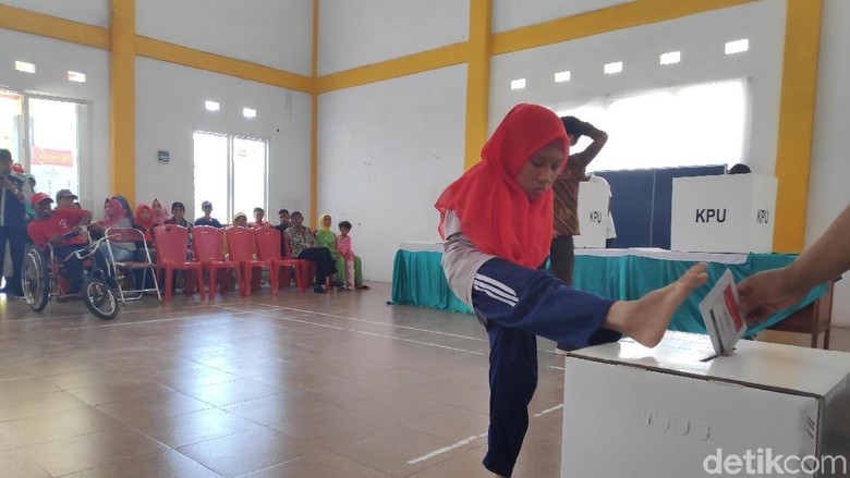 Antusias Puluhan Penyandang Disabilitas Mencoblos di Makassar Antusias Puluhan Penyandang Disabilitas Mencoblos di Makassar
