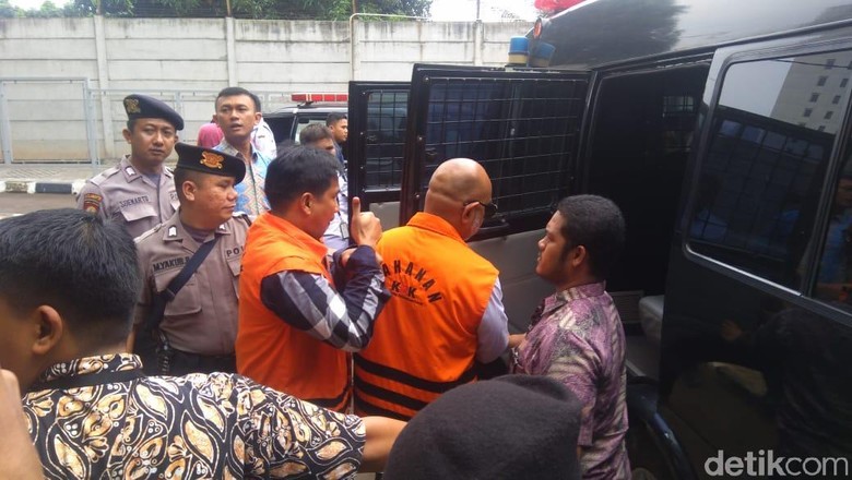 Nyoblos di Rutan KPK, Bowo Sidik Lepas Borgol dan Acungkan Jempol Nyoblos di Rutan KPK, Bowo Sidik Lepas Borgol dan Acungkan Jempol