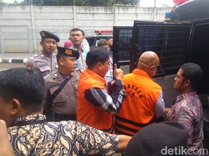 Nyoblos di Rutan KPK, Bowo Sidik Lepas Borgol dan Acungkan Jempol