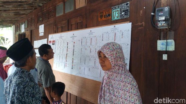 Warga Kabupaten Semarang melihat DCT sebelum memilih