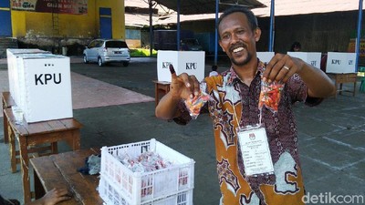 Senyum Cerah Warga Dapat Sekantong Cabai Usai Nyoblos