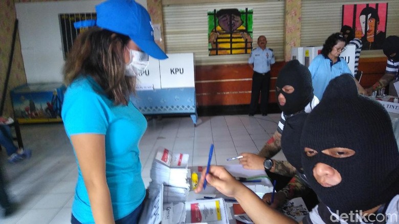 Kenakan Topi dan Masker, Vanessa Angel Nyoblos di Rutan Medaeng Kenakan Topi dan Masker, Vanessa Angel Nyoblos di Rutan Medaeng