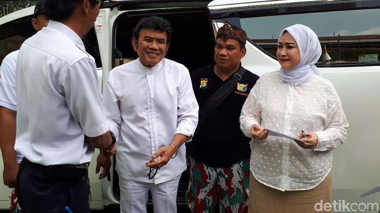 Serba Putih Rhoma  Irama  Datang Bersama Istri ke TPS