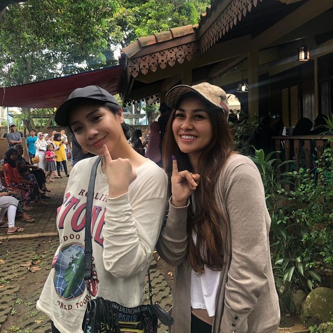 Nagita Slavina dan iparnya Nisya juga telah mencoblos. Nagita tampil dengan kaus lengan panjang dan menggunakan topi. Meski simple, namun ia menggunakan tas Balenciaga. Sementara Nisya menggunakan kaus dan cardigan coklat lengkap dengan topi Gucci.  Foto: Instagram