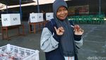 Senyum Cerah Warga Dapat Sekantong Cabai Usai Nyoblos
