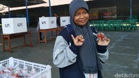 Setiap warga yang telah mencoblos mendapatkan sekantong cabai rawit.