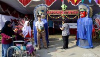 TPS tersebut dihias dengan tema kebudayaan dan kesenian khas Indonesia. Ondel-ondel turut menghiasi TPS Nusantara di Depok, Jawa Barat.