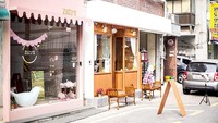 Di tengah-tengah kantor dan rumah-rumah pribadi yang memenuhinya, Jalan Songnidan-gil di Seoul terlihat mencolok dengan barisan kafe dan restoran kecilnya (dok KTO)